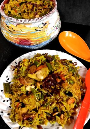ট্রাডিশনাল মিক্সড সব্জী চিকেন পোলাও (mixed sabji chicken pulao recipe in Bengali) রেসিপির প্রধান ছবি