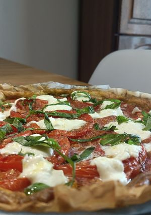Une photo de 🌿Tarte tomate basilic et pesto aux fanes de carottes