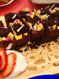 A picture of Easy No-Bake Oreo Chocolate Cake.