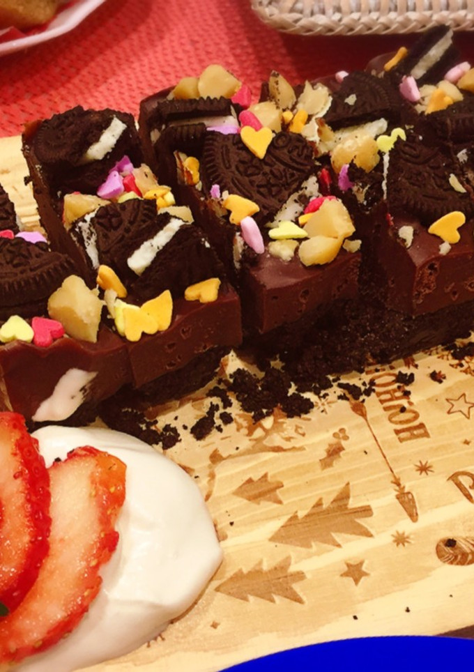 A picture of Easy No-Bake Oreo Chocolate Cake.