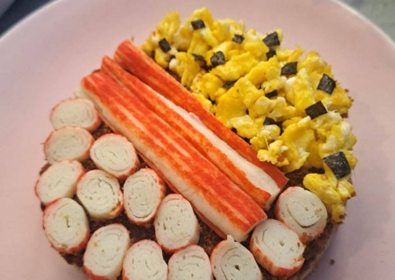 Sushi cake nasi merah putih