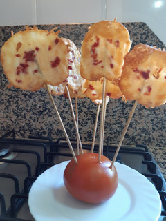 Una foto de Piruletas de queso con virutas de jamón