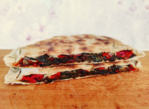 Foto di Focaccia in padella con peperoni, melanzane e cipolle
