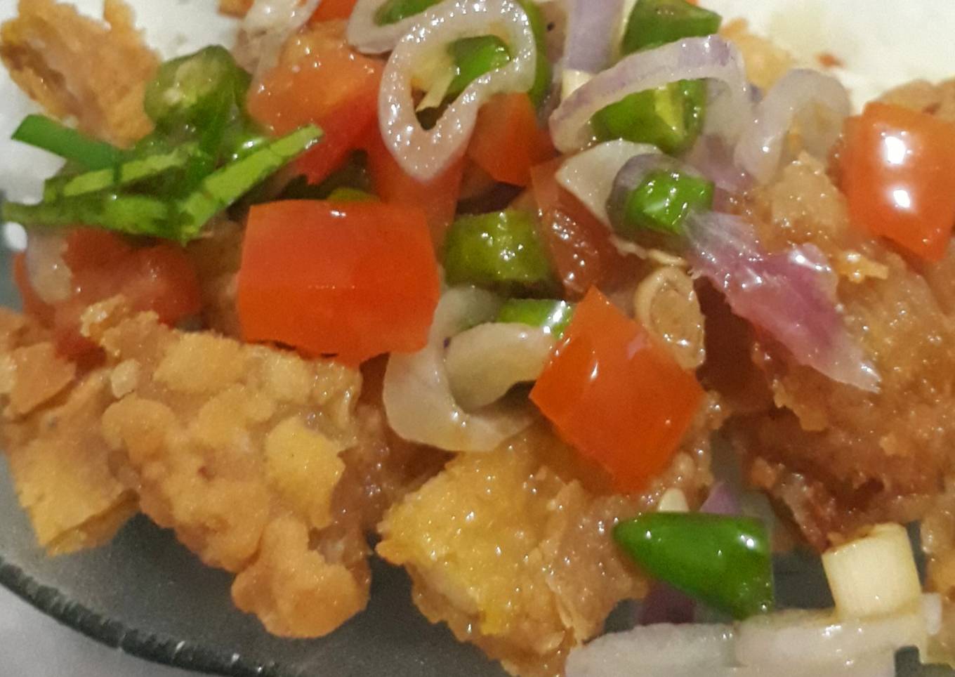 Sambal matah dengan kulit ayam kering