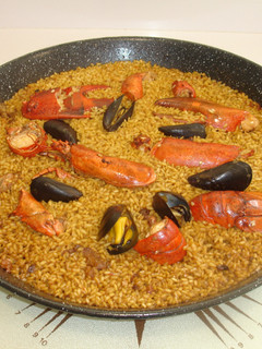 Una foto de Paella de bogavante europeo