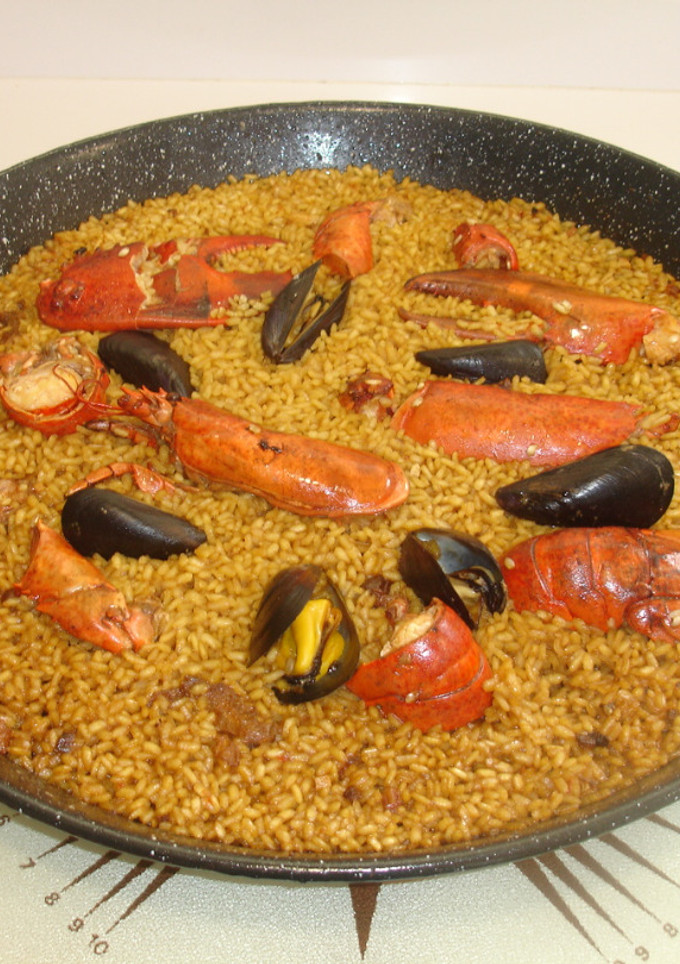 Una foto de Paella de bogavante europeo