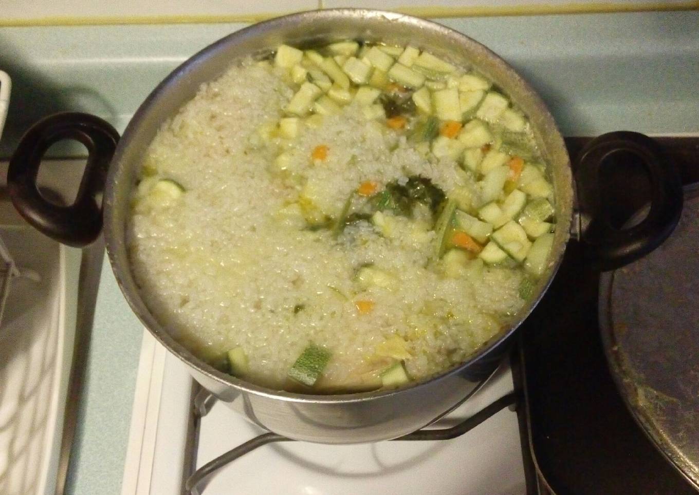 Caldo de pollo con verduras y arroz