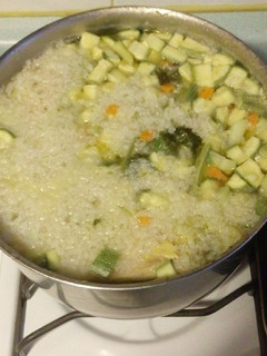 Una foto de Caldo de pollo con verduras y arroz