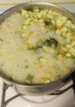 Una foto de Caldo de pollo con verduras y arroz