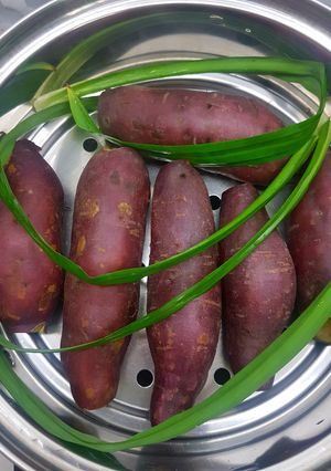 Hình của món Khoai Lang Hấp Lá Dứa.