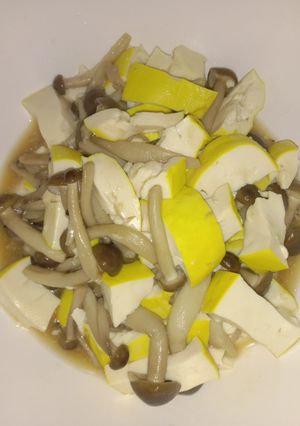 รูปของ ผัดเห็ดใส่เต้าหู้เหลืองนิ่ม (Stir-Fried Mushrooms with Soft Yellow Tofu)
