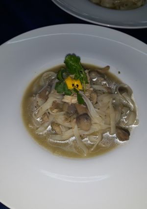 Una foto de Sopa con champiñones y pollo