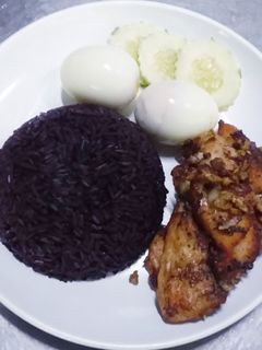 รูปของ ข้าวไรซ์เบอร์รีไก่ผัดกระเทียมพริกไทย ไข่ต้ม