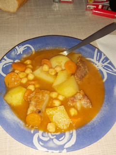 Una foto de Patatas guisadas con costilla y garbanzos