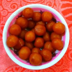 A picture of Gulab jamun.