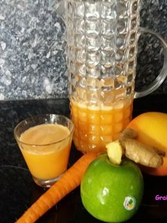 Une photo de Jus de pomme, carotte, orange et pamplemousse