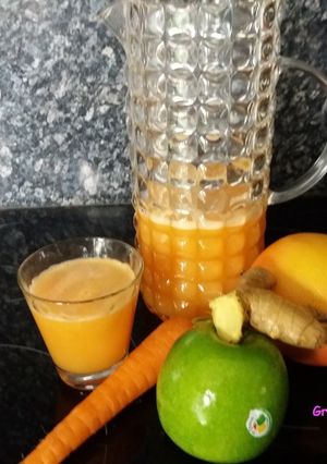 Une photo de Jus de pomme, carotte, orange et pamplemousse