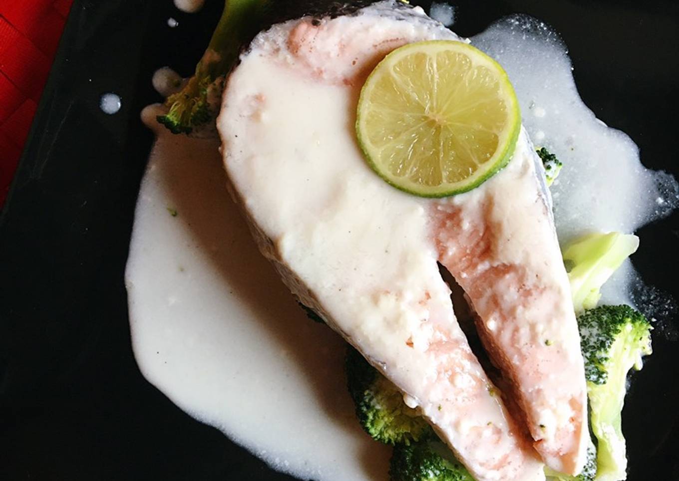 Salmón con brócoli y salsa de lima y mascarpone con Lékué