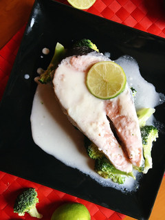Una foto de Salmón con brócoli y salsa de lima y mascarpone con Lékué