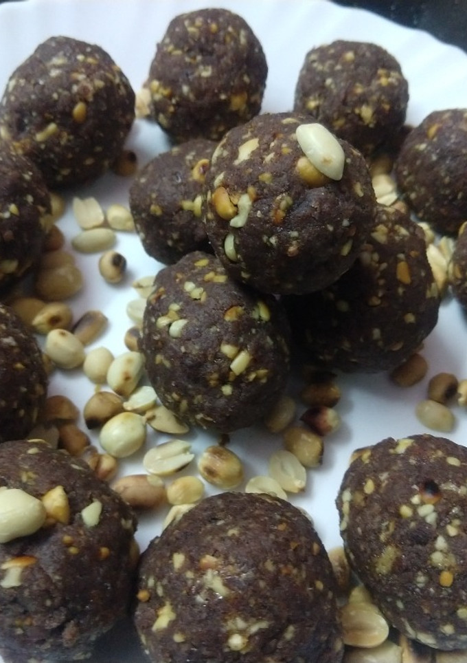 ராகி நிலக்கடலை லட்டு (raagi Nilakadalai laddu Recipe in Tamil) செய்முறை முக்கிய புகைப்படம்