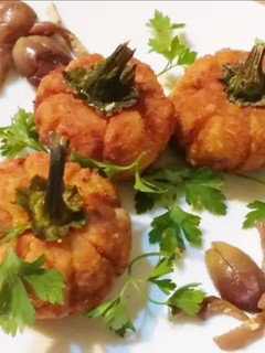 Una foto de Croquetas de patata rellenas de semillas de calabaza
