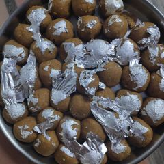 A picture of Besan ke ladoo.