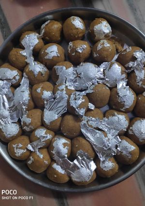 A picture of Besan ke ladoo.