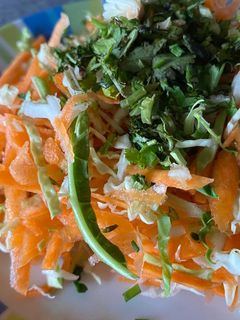 Una foto de Ensalada de repollo, zanahoria y cilantro