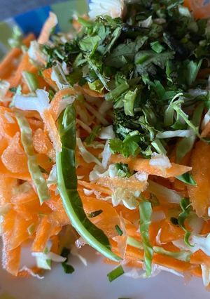 Una foto de Ensalada de repollo, zanahoria y cilantro