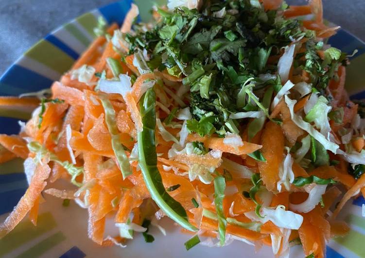 Ensalada de repollo, zanahoria y cilantro