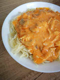 Gombás-tejszínes tépett csirkemell spagettivel recept fotója