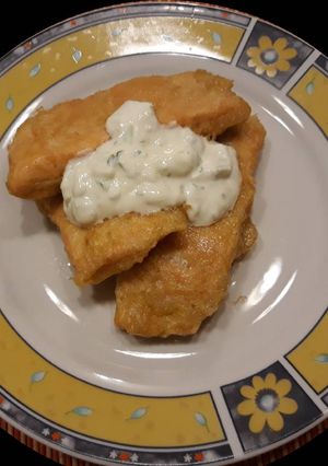 Una foto de Salmón rebozado con salsa de yogur
