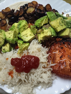 Una foto de Carne picada con verduritas y aguacate