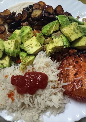 Una foto de Carne picada con verduritas y aguacate