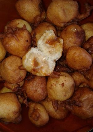 Una foto de Buñuelos rellenos de banana con dulce de leche