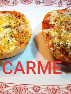 Una foto de Pizza de pan de sobrasada y miel