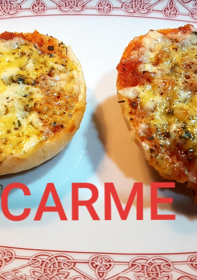 Una foto de Pizza de pan de sobrasada y miel