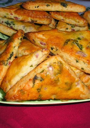 Medvehagymás omlós háromszögek recept fotója