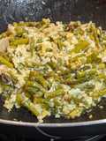 Revuelto de trigueros al ajillo en wok