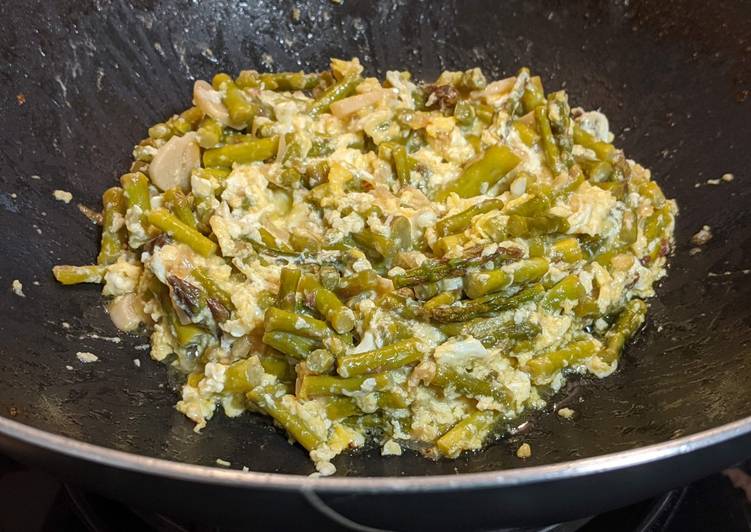 Revuelto de trigueros al ajillo en wok