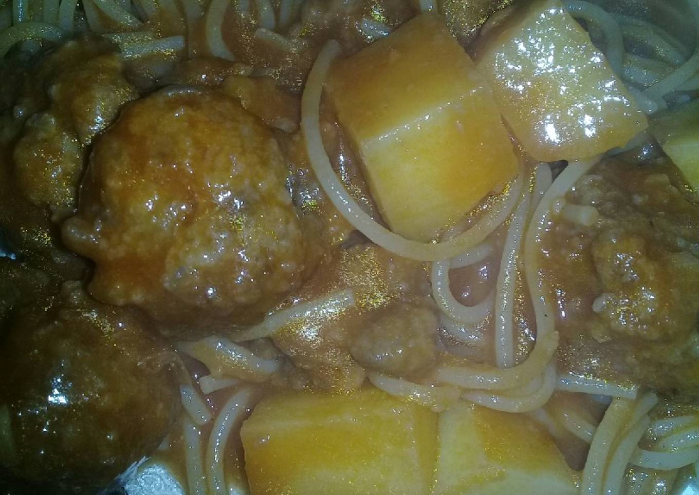 Albóndigas en salsa con papas!