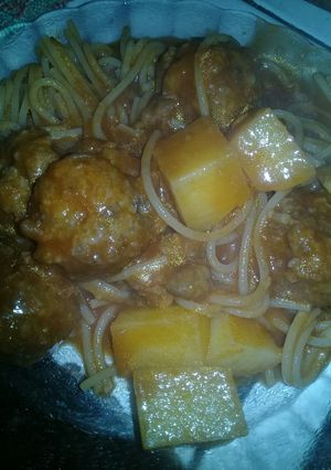 Una foto de Albóndigas en salsa con papas!