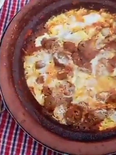 صورة لوصفة طاجين بالكفتة و الطماطم و البيض