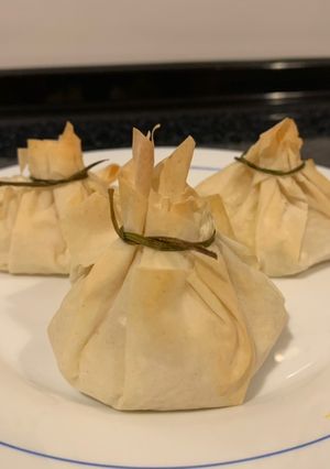 Una foto de Saquitos de gambas y salmón ahumado