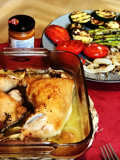 Una foto de Pollo asado receta tradicional con parrillada de verduras y romescu