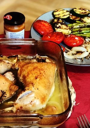 Una foto de Pollo asado receta tradicional con parrillada de verduras y romescu