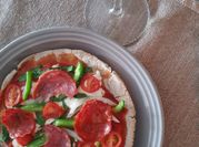 Una foto de carne molida y pan pita
