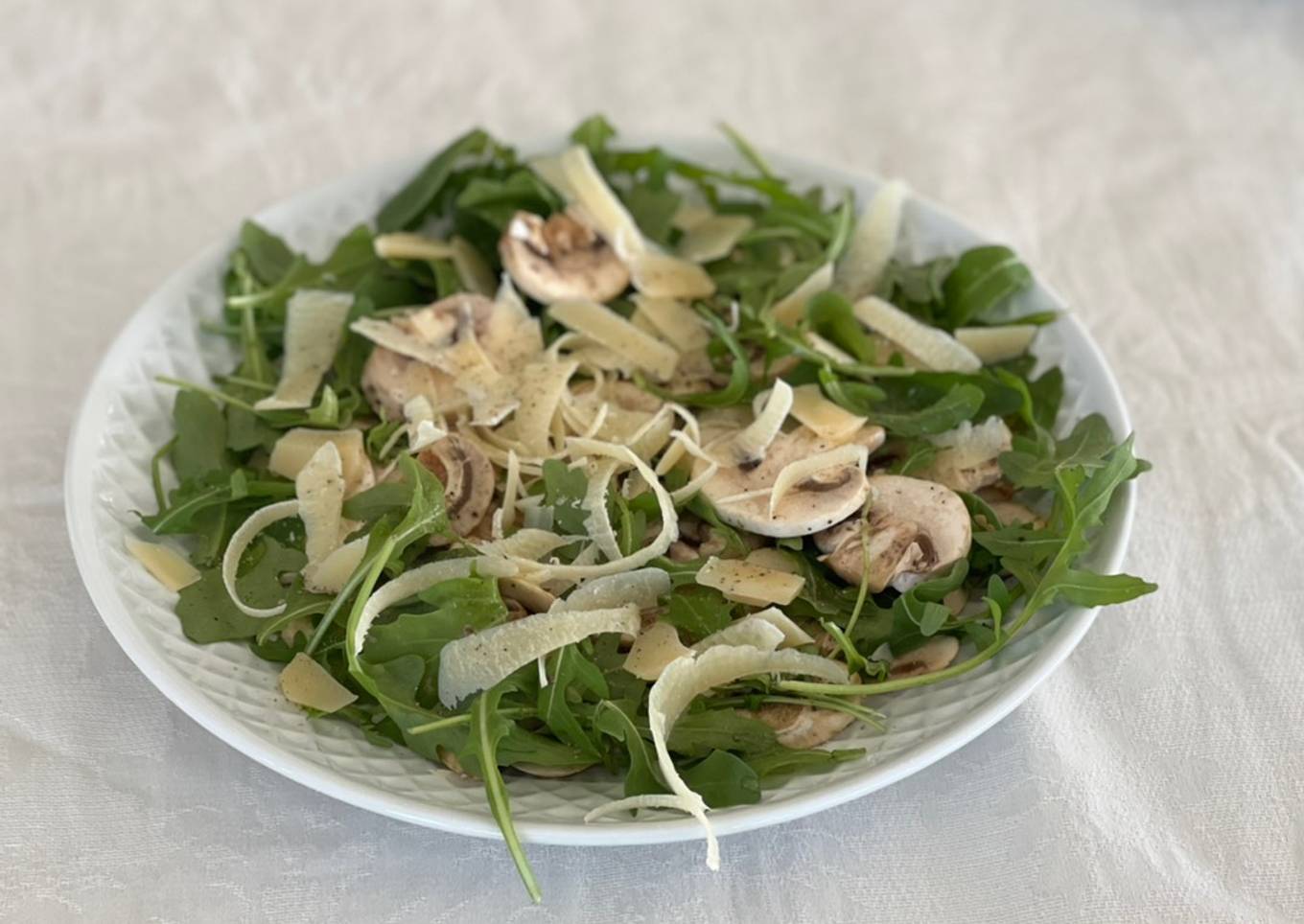 Ensalada de rucula, champiñón y parmesano