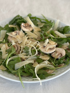 Una foto de Ensalada de rucula, champiñón y parmesano