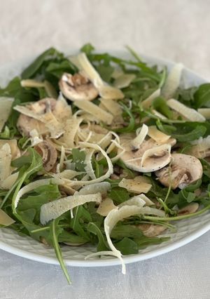 Una foto de Ensalada de rucula, champiñón y parmesano